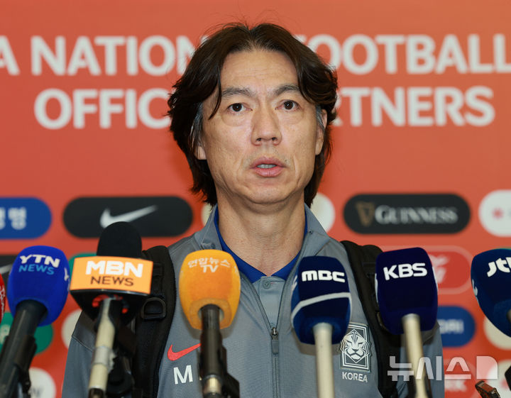 2026 국제축구연맹(FIFA) 북중미 월드컵 아시아 3차 예선 오만과의 경기에서 첫 승을 거둔 축구대표팀 홍명보 감독이 12일 오후 인천국제공항 제1여객터미널을 통해 귀국해 취재진 질문에 답변하고 있다. 2024.09.12. / 사진 = 뉴시스