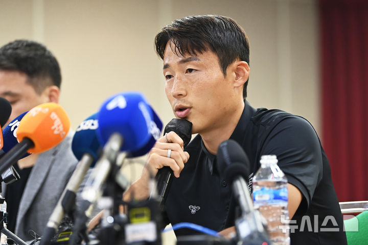 승부 조작 혐의로 중국축구협회로부터 영구 제명 징계를 받은 축구 국가대표 출신 손준호(수원FC)가 11일 경기도 수원시 장안구 수원시체육회관에서 열린 기자회견에서 입장을 밝히고 있다. 2024.09.11. / 사진 = 뉴시스