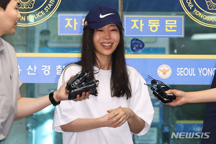 민희진 어도어 대표가 9일 오후 서울 용산경찰서에서 업무상 배임 혐의 관련 피고발인 조사를 마친 뒤 경찰서를 나서며 취재진의 질문에 답변하고 있다. 2024.07.09 / 사진 = 뉴시스