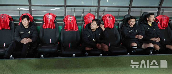 20일 오후 서울 마포구 서울월드컵경기장에서 열린 '2024 넥슨 아이콘매치' FC스피어(공격수팀)와 실드 유나이티드(수비수팀)의 경기, 박지성-이천수-안정환이 벤치에 앉아 있다. 2024.10.20. / 사진 = 뉴시스