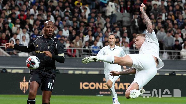 20일 오후 서울 마포구 서울월드컵경기장에서 열린 '2024 넥슨 아이콘매치' FC스피어(공격수팀)와 실드 유나이티드(수비수팀)의 경기, 쉴드 유나이티드 리세가 슛을 하고 있다. 2024.10.20. / 사진 = 뉴시스