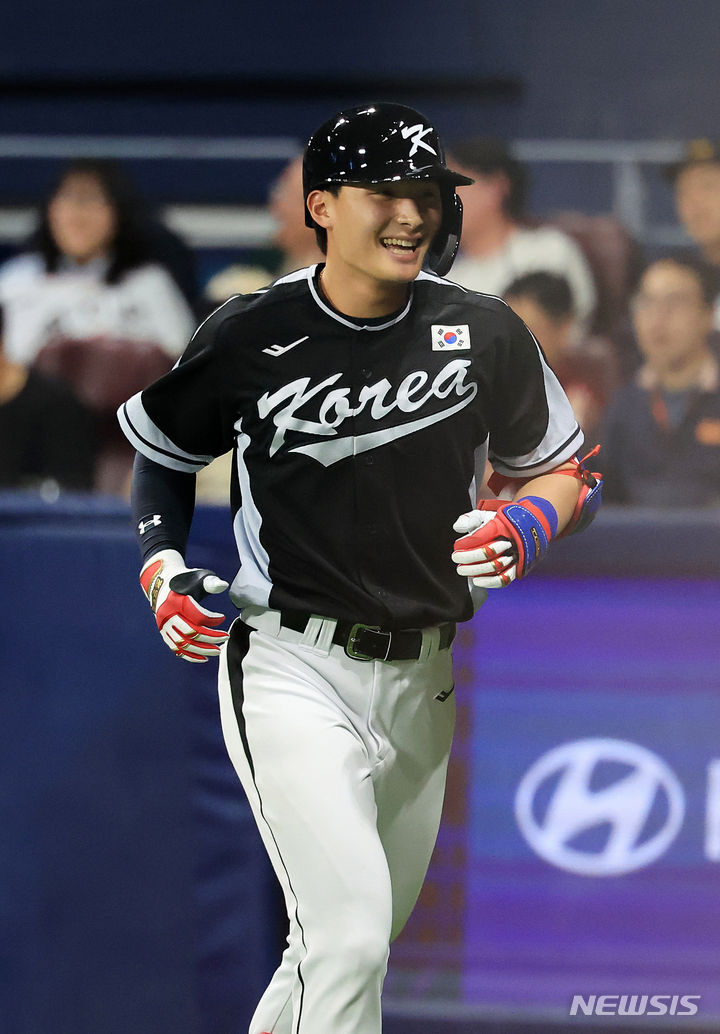 팀 코리아 윤동희가 18일 서울 고척스카이돔에서 열린 팀 코리아와 로스앤젤레스(LA) 다저스의 미국 프로야구(MLB) 서울시리즈 연습 경기, 3회초 무사 2,3루 1타점 내야땅볼을 때려낸 뒤 미소 짓고 있다. (공동취재) 2024.03.18. / 사진 = 뉴시스