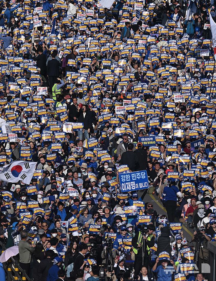 2일 서울역 인근에서 더불어민주당 주최로 '김건희·윤석열 국정농단 규탄 및 특검 촉구 국민행동의 날' 집회가 열리고 있다. (공동취재) 2024.11.02. / 사진 = 뉴시스