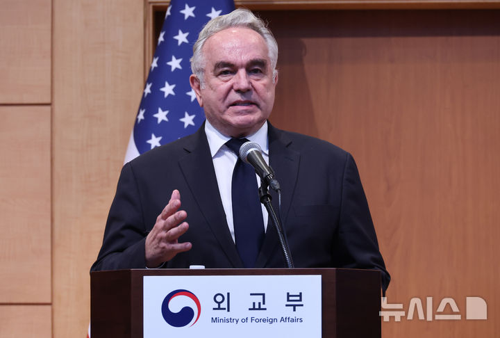 커트 캠벨 미 국무부 부장관이 지난 10월16일 서울 종로구 정부서울청사별관에서 열린 한·미·일 차관 합동 기자회견에서 발언하고 있다. 윤석열 대통령이 비상계엄을 선포한 데 대해 캠벨 부장관은 3일(현지시각) "한국 상황에 심각한 우려를 하고 있다"며, 법치로 평화적으로 해결하길 기대한다고 밝혔다. 2024.12.04. / 사진 = 뉴시스