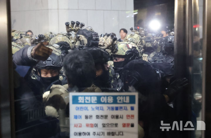 윤석열 대통령이 긴급 대국민 담화를 통해 비상계엄령을 발표한 가운데 4일 서울 여의도 국회 정문에서 계엄군이 진입을 시도하고 있다. 2024.12.04. / 사진 = 뉴시스
