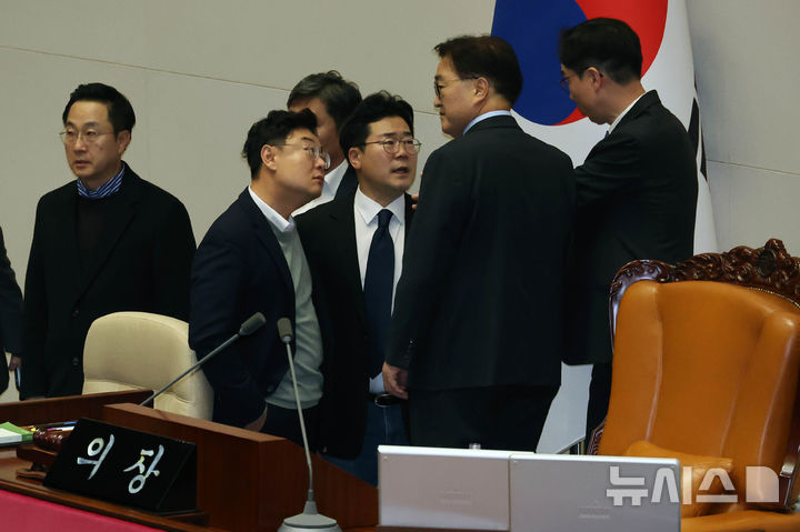 윤석열 대통령이 긴급 대국민 담화를 통해 비상계엄령을 발표한 가운데 4일 서울 여의도 국회 본회의장에서 우원식 국회의장과 박찬대 민주당 원내대표를 비롯한 의원들이 이야기를 나누고 있다. 2024.12.04. / 사진 = 뉴시스