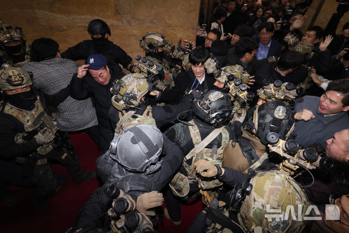 윤석열 대통령이 긴급 대국민 담화를 통해 비상계엄령을 발표한 가운데 4일 서울 여의도 국회 내부로 계엄군이 진입하고 있다. 2024.12.04. / 사진 = 뉴시스