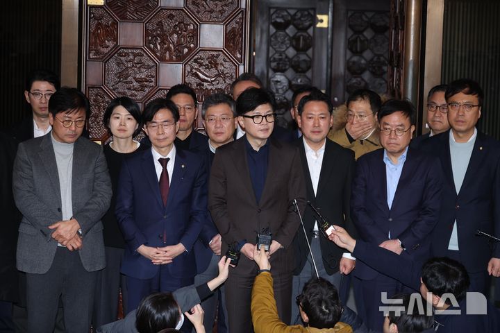 한동훈 국민의힘 대표가 4일 서울 여의도 국회 본회의장 입구에서 윤석열 대통령의 계엄해제와 관련해 입장 발표를 하고 있다. 2024.12.04. / 사진 = 뉴시스