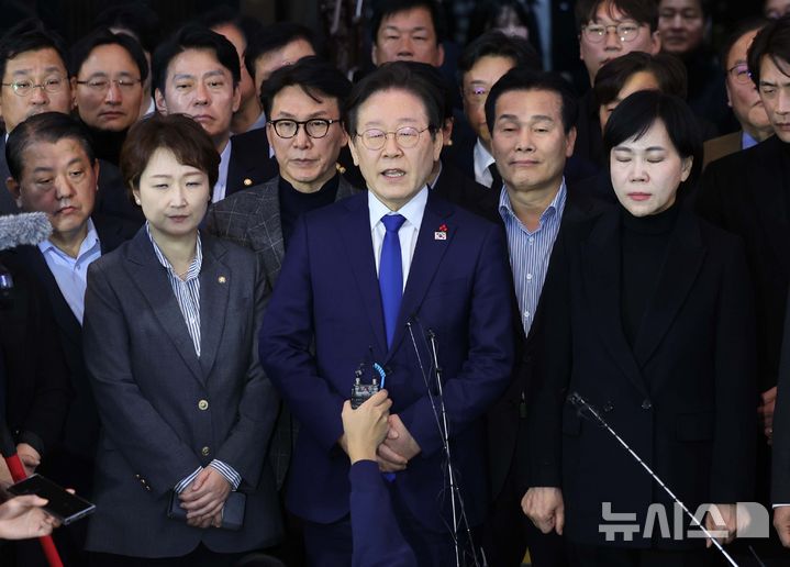 윤석열 대통령이 긴급 대국민 담화를 통해 비상계엄령을 발표한 가운데 4일 서울 여의도 국회에서 비상계엄해제요구안이 가결된 뒤 이재명 더불어민주당 대표가 발언하고 있다. 2024.12.04. / 사진 = 뉴시스
