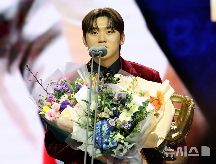 KIA 타이거즈 김도영이 13일 오후 서울 강남구 코엑스 오디토리움에서 열린 2024 KBO 골든글러브 시상식에서 3루수 부문 골든글러브를 수상한 후 소감을 전하고 있다. 2024.12.13. / 사진 = 뉴시스