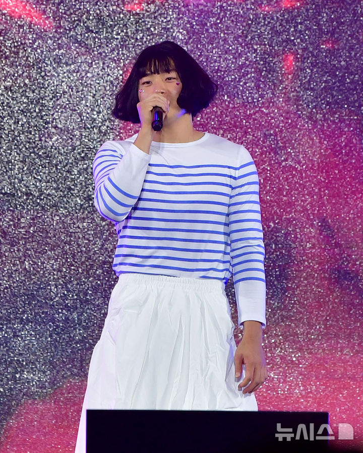 30일 오후 광주 서구 김대중컨벤션센터에서 열린 'KIA 타이거즈 V12 팬 페스트'에서 김도영이 뉴진스 '하니' 분장으로 일본어로 '푸른 산호초'를 부르며 장기자랑을 선보이고 있다. 2024.11.30. / 사진 = 뉴시스