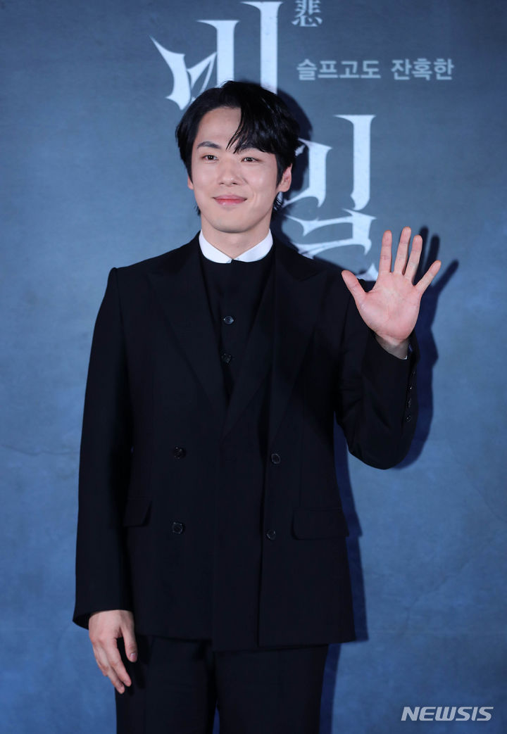 배우 김정현이 21일 오후 서울 성동구 메가박스 성수에서 열린 영화 '비밀' 언론시사회에서 포즈를 취하고 있다. '비밀'은 잔혹하게 살해된 사체에서 10년 전 자살한 영훈의 일기가 발견되고, 그 이면을 파헤치던 강력반 형사 동근이 잊고 있던 자신의 과거와 마주하는 추적 스릴러. 오는 12월 8일 개봉. 2023.11.21. / 사진 = 뉴시스