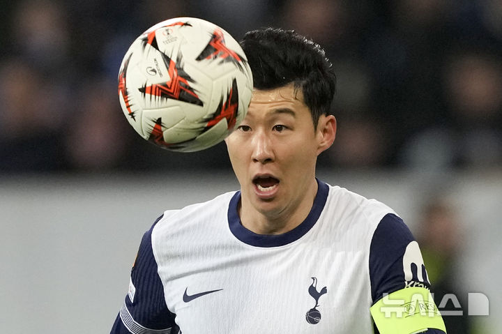 [진스하임=AP/뉴시스] 토트넘 홋스퍼의 손흥민이 23일(현지 시간) 독일 진스하임의 프리제로 아레나에서 열린 2024-25 유럽축구연맹 유로파리그(UEL) 리그 페이즈 7차전 호펜하임(독일)과의 경기 중 공을 다루고 있다. 손흥민은 79분을 뛰면서 멀티 골(시즌 9·10호)을 기록하며 3-2 승리를 이끌었다. 2025.01.24. / 사진 = 뉴시스