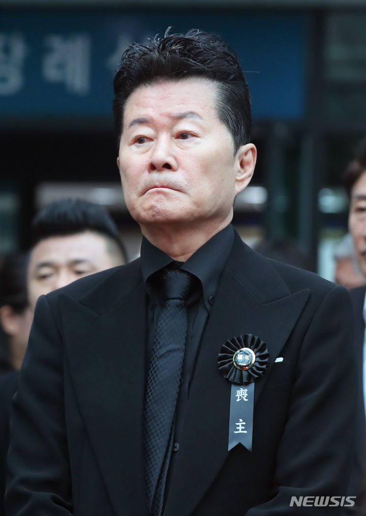 가수 태진아가 18일 오전 서울 송파구 아산병원 장례식장에서 엄수된 고(故) 가수 현철(본명 강상수)의 발인에 참석해 있다. 현철은 오랜 투병 생활 끝에 15일 세상을 떠났다. 2024.07.18. / 사진 = 뉴시스