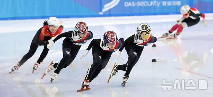 8일(현지 시간) 중국 하얼빈 헤이룽장 빙상훈련센터에서 열린 2025 하얼빈 동계 아시안게임 쇼트트랙 여자 500m 결승 경기에서 대한민국 최민정, 김길리, 이소연이 질주하고 있다. 2025.02.08. / 사진 = 뉴시스