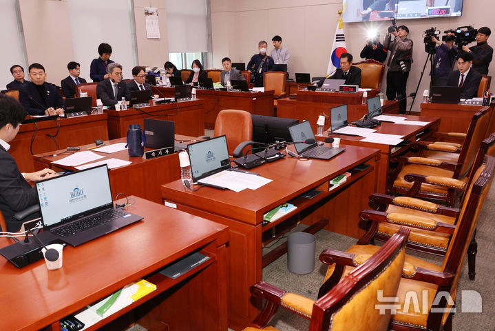 12일 오전 서울 여의도 국회에서 열린 법제사법위원회 전체회의에서 정청래 위원장이 '명태균 특검법' 의결하고 있다. 2025.02.12. / 사진 = 뉴시스