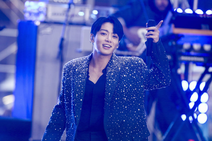 [뉴욕=AP/뉴시스] 방탄소년단(BTS)의 정국이 8일(현지시각) 미국 뉴욕의 록펠러 플라자에서 열린 NBC '투데이 쇼'에 출연해 공연하고 있다. 정국은 '투데이 쇼'의 시티콘서트 시리즈 중 하나로 뉴욕 중심가에서 단독 야외 공연을 펼쳐 히트곡 '세븐' 등을 열창했다. 2023.11.09. / 사진 = 뉴시스