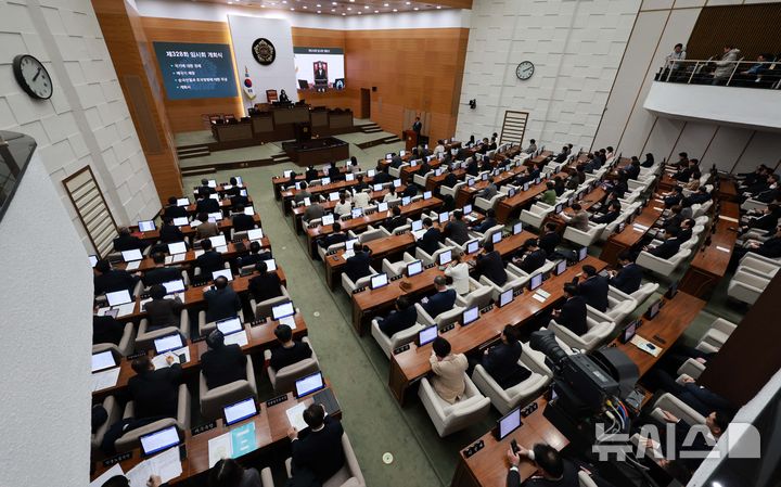 최호정 서울시의회 의장이 18일 서울 중구 서울특별시의회에서 열린 제328회 임시회 제1차 본회의에서 개회사를 하고 있다. 2025.02.18. / 사진 = 뉴시스