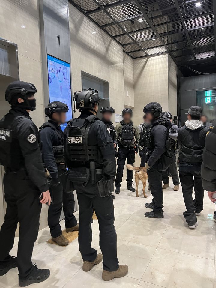 21일 오후 6시24분께 서울 용산구 이태원역 인근 7층짜리 건물 2층 공연장에 폭탄을 설치했다는 신고가 접수돼 관객들이 대피하는 소동이 벌어졌다. 수색 결과 폭발물은 발견되지 않았다. (사진='X'(옛 트위터) 캡처) 2025.02.21. *재판매 및 DB 금지 / 사진 = 뉴시스