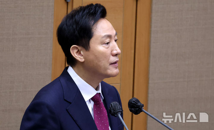오세훈 서울시장이 지난 20일 오전 서울 종로구 서울시의회에서 열린 '제328회 임시회 제3차 본회의' 서울시정 및 교육행정에 관한 질문에서 이소라 더불어민주당 시의원의 질의에 답변하고 있다. 2025.02.20. / 사진 = 뉴시스
