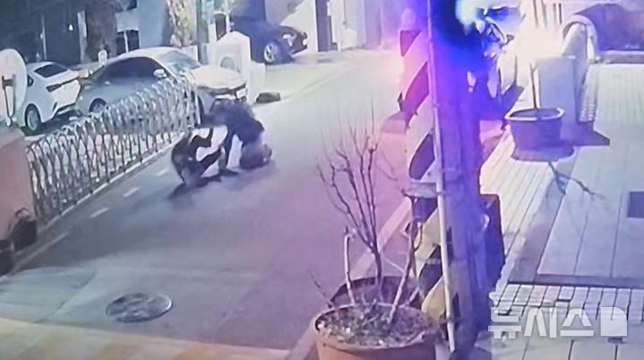 26일 오전 3시10분께 광주 동구 금남공원 인근 골목길에서 50대 피의자가 출동한 경찰관을 흉기로 공격하고 있다. 피의자는 경찰의 쏜 권총 실탄에 맞아 숨졌다. (사진 = 독자 제공) 2025.02.26. / 사진 = 뉴시스