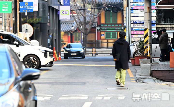 흉기를 휘두른 피의자가 경찰 실탄을 맞고 숨진 26일 오전 사건이 발생한 광주 동구 금남로 일방통행 도로에서 행인이 길을 지나고 있다. 2025.02.26. / 사진 = 뉴시스