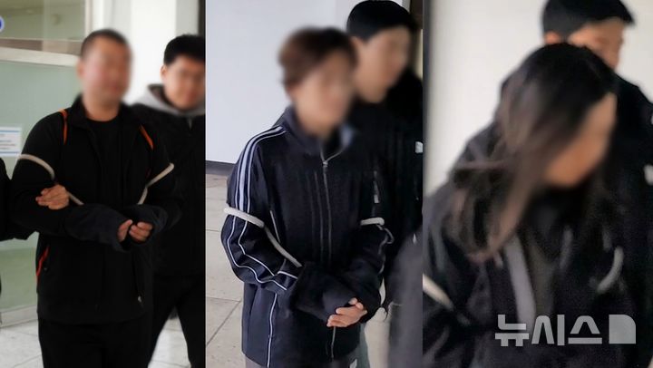 25일 오후 제주동부경찰서 유치장에서 중국인 살해 혐의로 붙잡힌 30대 중국인 3명이 조사실로 이동하고 있다. 2025.02.26. / 사진 = 뉴시스