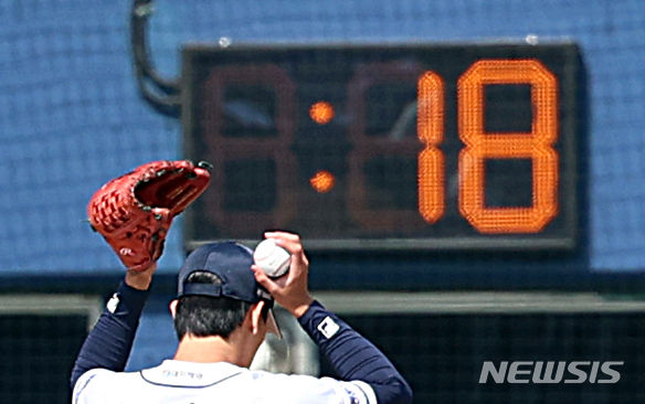 14일 서울 송파구 잠실야구장에서 열린 2024 KBO리그 두산 베어스와 KIA 타이거즈의 시범경기에 '피치 클록'이 시범 운영되고 있다. 피치 클록은 투수는 주자가 있을 때 23초 안에, 주자가 없을 때 18초 안에 공을 던져야 한다. 타자는 피치 클록 종료 8초 전까지 타석에 들어서야 한다. 2024.03.14. / 사진 = 뉴시스