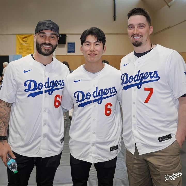 메이저리그 LA 다저스 자선 행사에 참석한 김혜성과 블레이크 스넬(오른쪽). 2025.02.02. (사진=다저스 SNS 캡처) *재판매 및 DB 금지 / 사진 = 뉴시스