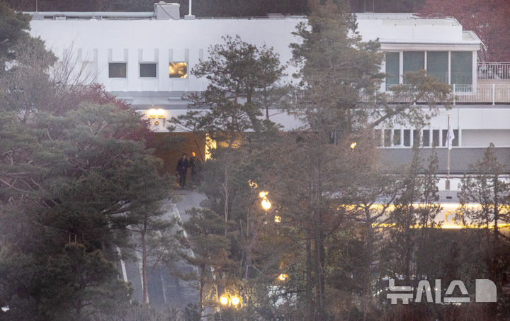 고위공직자범죄수사처(공수처)와 경찰이 윤석열 대통령에 대한 2차 체포영장을 집행한 15일 서울 용산구 한남동 대통령 관저에 긴장감이 감돌고 있다. 2025.01.15. / 사진 = 뉴시스