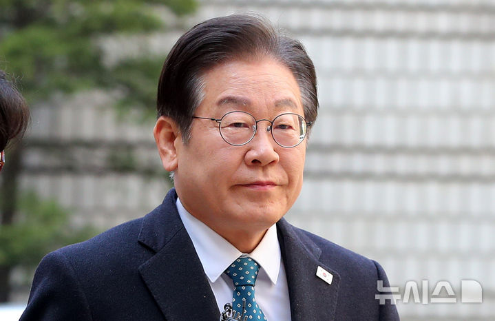 이재명 더불어민주당 대표가 11일 오전 서울 서초구 서울중앙지방법원에서 열린 '대장동 배임 및 성남FC 뇌물 의혹' 관련 특정범죄가중처벌등에관한법률위반 공판에 출석하고 있다. 2025.03.11. jini@newsis.com