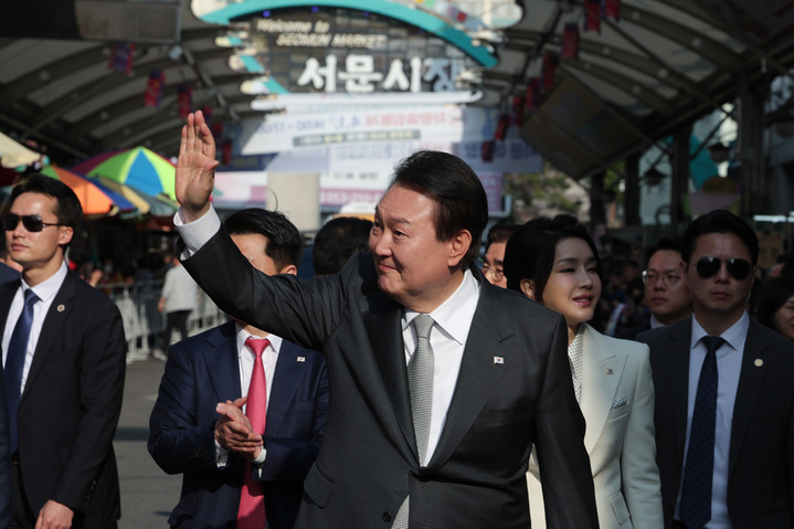 윤석열 대통령이 1일 대구 서문시장에서 열린 '서문시장 100주년 기념식'에 참석하며 시민들과 인사하고 있다. (사진=대통령실 제공) 2023.04.01.  *재판매 및 DB 금지 / 사진 = 뉴시스
