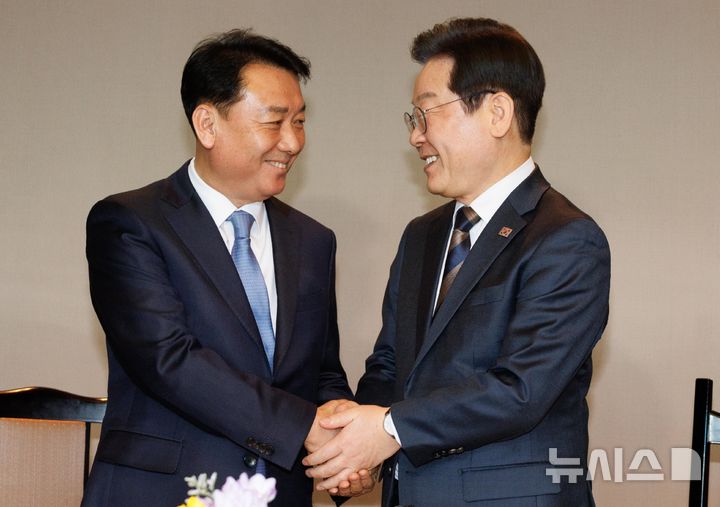 국회사진기자단= 이재명 더불어민주당 대표가 13일 오후 서울 여의도 한 식당에서 이광재(왼쪽) 전 국회 사무총장과 회동하며 악수하고 있다. 2025.03.13. / 사진 = 뉴시스