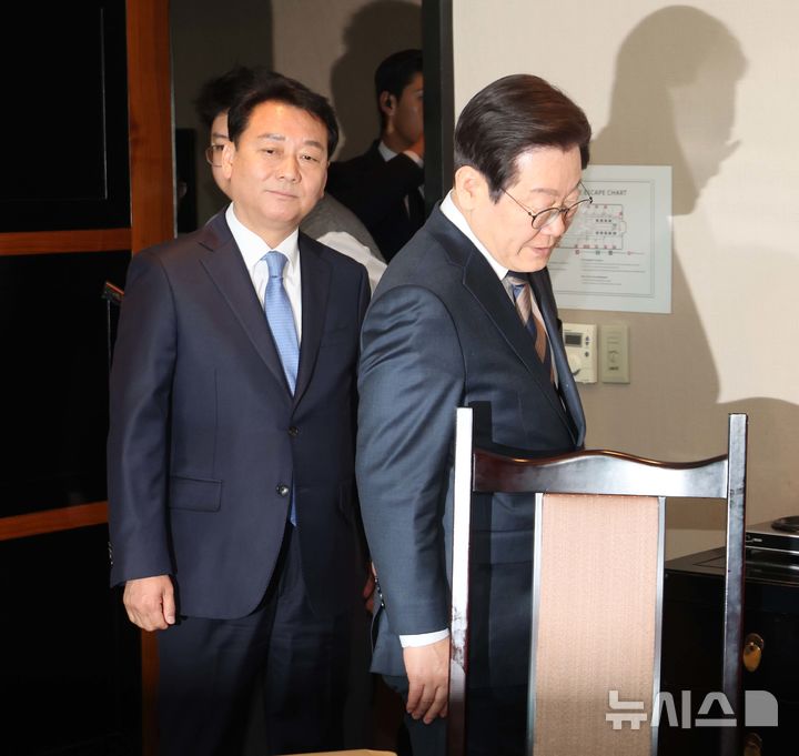 국회사진기자단= 이재명 더불어민주당 대표와 이광재 (왼쪽) 전 국회 사무총장이 13일 서울 여의도의 한 음식점에서 만나 함께 입장하고 있다. 2025.03.13. / 사진 = 뉴시스