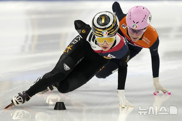 [베이징=AP/뉴시스] 김길리가 14일(현지 시간) 중국 베이징 캐피털 인도어 스타디움에서 열린 2025 국제빙상연맹(ISU) 쇼트트랙 세계선수권대회 여자 1500m 예선 경기를 펼치고 있다. 김길리는 2분24초965의 기록으로 준결승에 진출했다. 2025.03.14. / 사진 = 뉴시스