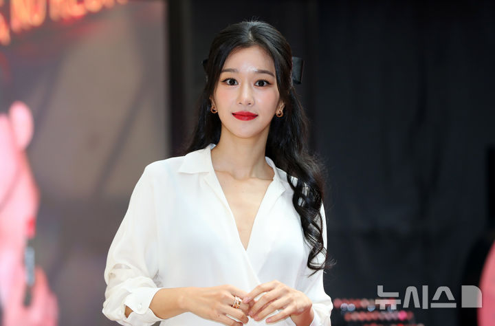 배우 서예지가 23일 오후 서울 중구 롯데백화점에서 열린 나스(NARS) 익스플리싯 립스틱 팝업 스토어 기념 포토행사에서 포즈를 취하고 있다. 2024.08.23. / 사진 = 뉴시스