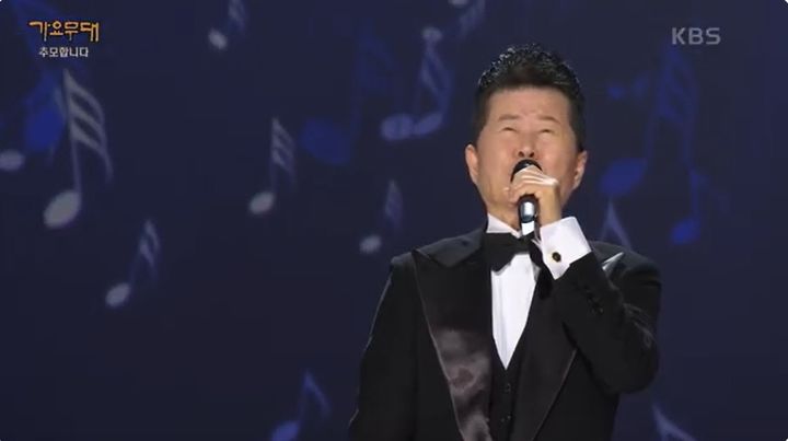 가수 태진아가 17일 오후 KBS 1TV 음악 프로그램 '가요무대'에서 고(故) 송대관을 그리워하며 무대에서 눈물을 흘렸다. (사진=KBS 제공) 2025.03.18 *재판매 및 DB 금지 / 사진 = 뉴시스