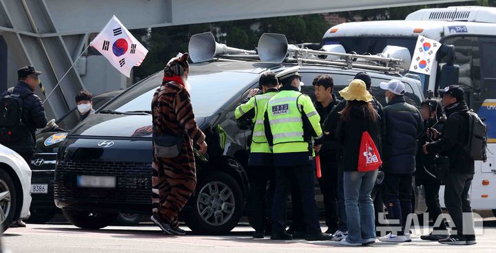 사진은 기사와 무관. 21일 오전 서울 종로구 헌법재판소 인근에서 경찰이 차량 확성기 시위를 하는 윤 대통령 지지자를 막고 있다. 2025.03.21. / 사진 = 뉴시스