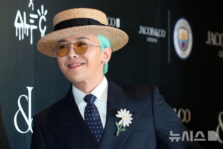 가수 지드래곤이 24일 오후 서울 용산구 그랜드 하얏트 서울에서 열린 제이콥앤코 코리아 부티그 오픈 행사 포토콜에서 포즈를 취하고 있다. 2025.02.24. / 사진 = 뉴시스