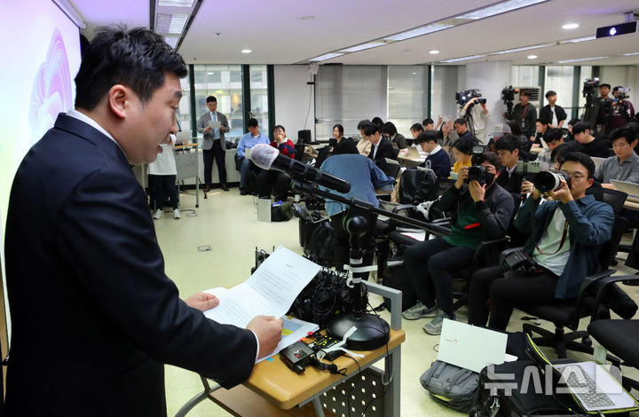 故 김새론 유족 측 법률대리인 부지석 변호사가 27일 오후 서울 서초구 스페이스쉐어 강남역센터에서 기자회견을 열고 유족 측 입장을 밝히고 있다. 2025.03.27. / 사진 = 뉴시스