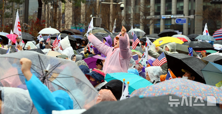 헌법재판소가 윤석열 대통령의 파면을 선고한 가운데 5일 서울 종로구 동화면세점 앞에서 윤석열 전 대통령 지지자들과 자유통일당 등 보수단체 회원들이 탄핵 무효를 촉구하며 구호를 외치고 있다. 2025.04.05. / 사진 = 뉴시스