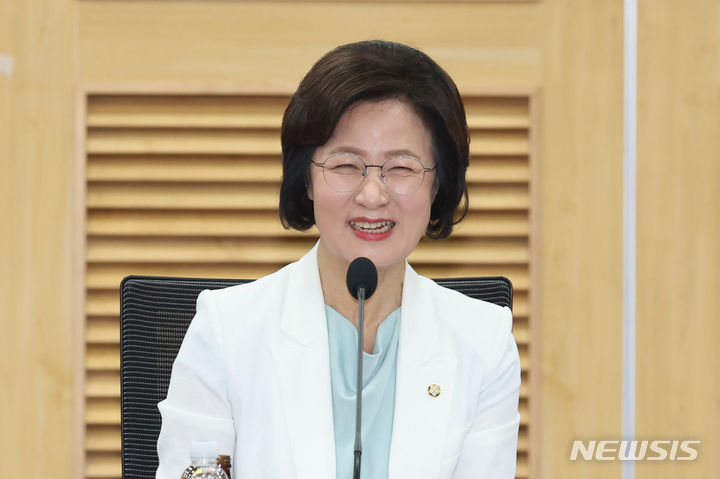 추미애 더불어민주당 의원이 14일 오전 서울 여의도 국회 의원회관에서 열린 동해 심해 석유·가스전 탐사 개발 추진 관련 긴급 토론회에서 활짝 웃고 있다. 2024.06.14. / 사진 = 뉴시스