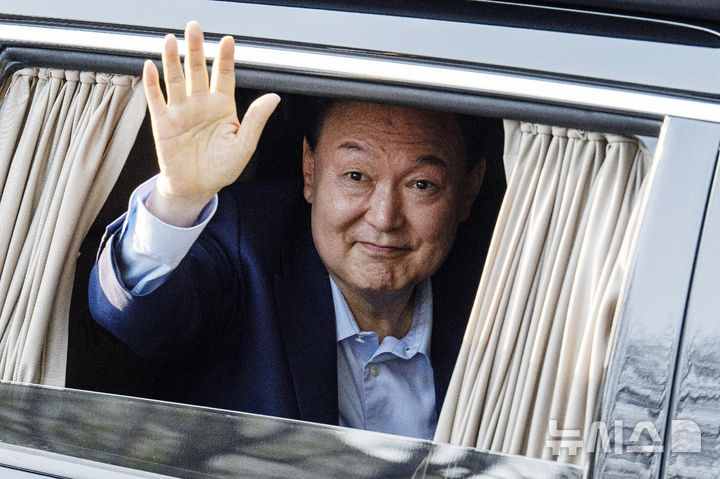 윤석열 전 대통령이 11일 서울 서초구 사저로 들어서며 지지자들에게 인사하고 있다. (공동취재) 2025.04.11.  / 사진 = 뉴시스