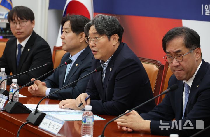 이춘석 더불어민주당 대선특별당규준비위원장이 9일 오후 서울 여의도 국회에서 열린 민주당 대선특별당규준비위원회 제1차회의에서 발언을 하고 있다. 2025.04.09. / 사진 = 뉴시스