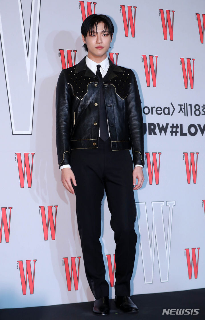 가수 우즈가 24일 오후 서울 종로구 포시즌스호텔에서 열린 W korea 유방암 인식 향상 캠페인 18주년 기념 행사에서 포즈를 취하고 있다. 2023.11.24. / 사진= 뉴시스