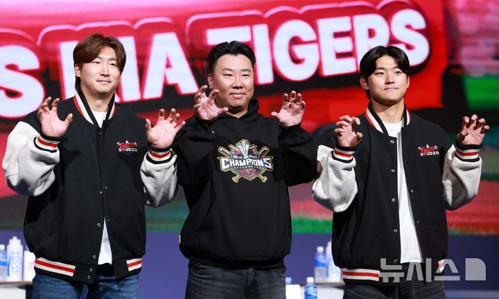 20일 서울 송파구 롯데호텔 월드 크리스탈볼룸에서 열린 2025 신한 SOL Bank KBO 미디어데이에서 KIA 나성범, 이범호 감독, 김도영 선수가 포즈를 취하고 있다. 2025.03.20. / 사진 = 뉴시스