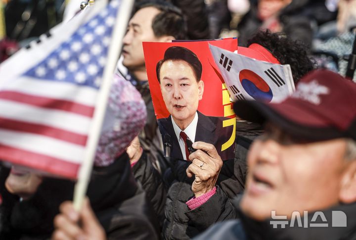 윤석열 대통령 탄핵 심판 선고를 앞둔 4일 서울 용산구 한남동 대통령 관저 앞에서 탄핵 반대 집회 참가자들이 구호를 외치고 있다. 2025.04.04.  / 사진 = 뉴시스