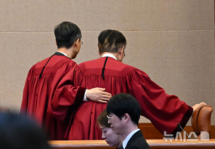 사진공동취재단 = 문형배 헌법재판소장 직무대행이 4일 오전 서울 종로구 헌법재판소 대심판정에서 윤석열 대통령 탄핵심판 인용 결정을 선고 한 뒤 김형두 헌법재판관과 함께 법정을 나가고 있다. 2025.04.04. / 사진 = 뉴시스