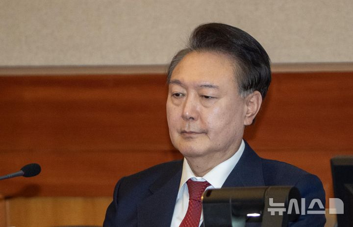 사진공동취재단 = 윤석열 대통령이 20일 오후 서울 종로구 헌법재판소 대심판정에서 열린 탄핵심판 10차 변론기일에 출석해 생각에 잠겨 있다. 2025.02.20. / 사진 = 뉴시스
