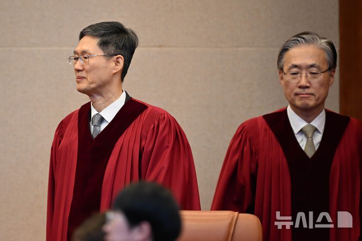 사진공동취재단 = 문형배 헌법재판소장 권한대행 등이 4일 서울 종로구 헌법재판소에서 열린 윤석열 대통령의 탄핵심판 선고기일에 참석하고 있다. 2025.04.04. / 사진 = 뉴시스